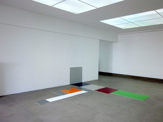 D�rte_Behn_1803-C_grosse_Faltung_2012_Graupappe_Acrylfarbe_Tape_Stahlscharniere_310x390cm